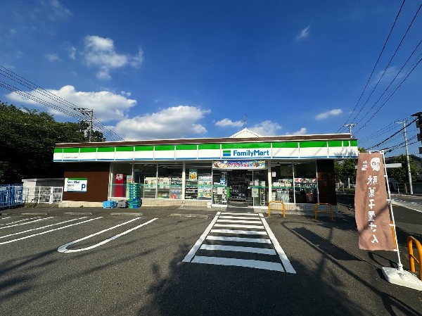 ファミリーマート 小浦青葉すみよし台店(ファミチキをはじめスナックメニューも大人気です。買物だけではなく、日常生活に関係する最重要施設となりつつある。)