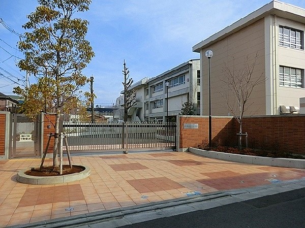 さくら小学校　(心やさしい子 進んで勉強する子 明るく元気な子を教育目標にした小学校です。)