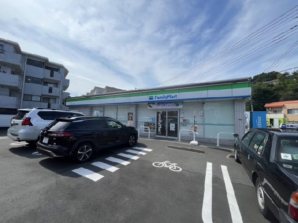 ファミリーマート 神木本町二丁目店(時間を問わず、幅広い品物が揃うコンビニ。いまや日常生活に深く関係する施設となりつつある。)