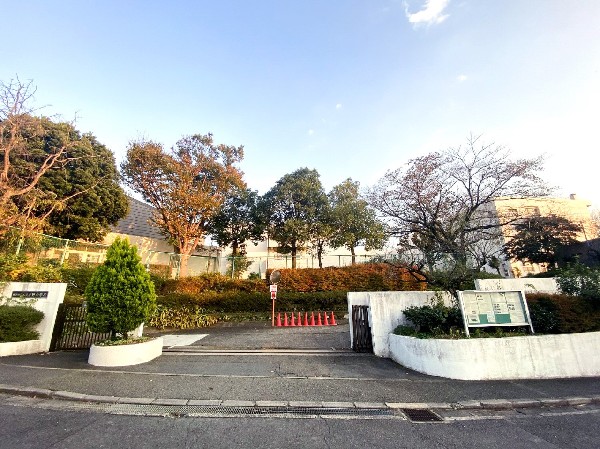 もえぎ野中学校　(成長の過程でより濃い時間を過ごす3年間。お子様にとって、とても大切な思い出となるはずです。)