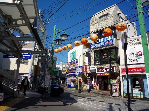 菊名駅　(東急東横線の特急、通勤特急、急行停車駅。ターミナル「横浜」駅へ各駅停車でも10分、新幹線停車駅「新横浜」駅へ1駅2分、という利便性の高い駅。)