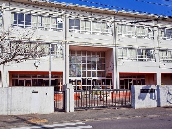 夢見ヶ崎小学校　(お子様が一日の中でも長い時間を過ごす小学校。どんどん成長していくお子様の姿が目に浮かびます。)