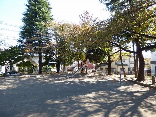 梶ヶ谷第三公園(公園内に古墳があることで有名な公園。遊具は、すべり台・ブランコ・砂場・鉄棒があります。)