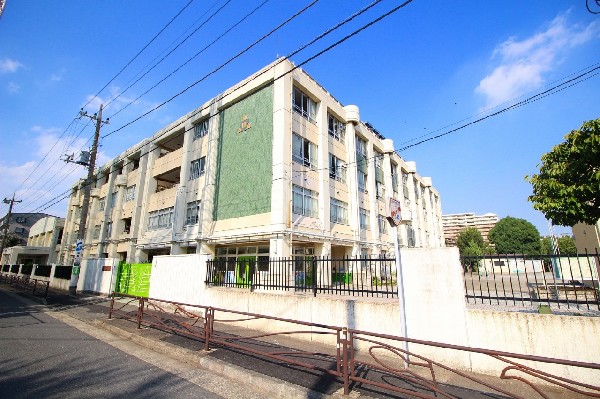 下平間小学校(創立昭和32年。教育目標「学びあい　高めあい　みんなでよくなる下平間」)