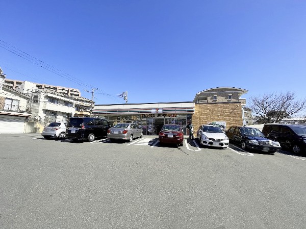 セブン-イレブン 川崎梶ケ谷３丁目店(セブンミールは大好評です。公共料金の支払いなど色々な用途があるコンビニは今や必須ですね。)