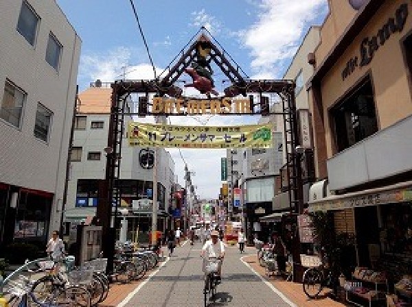 ブレーメン通り商店街　(ドイツ・ブレーメン市にある商店街との友好提携に合意した元住吉駅西口より出てすぐ始まる商店街。独身の方にも住みやすくて人気です。)