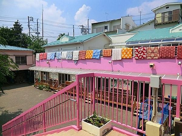 百合丘さくら幼稚園 　(自然に囲まれた幼稚園です。特別指導として絵画、英語、お習字、体操等各専門の先生が指導します。)
