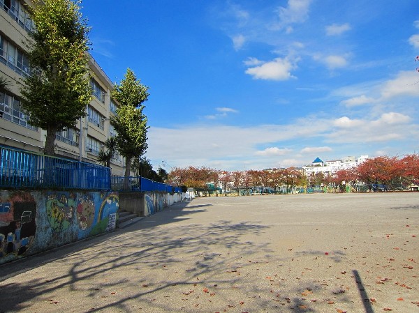 長沢小学校　(教育方針は自ら考え判断し、主体的に行動できる子、認め合い、励まし合い、させ合うやさしい子、苦手なことにも挑戦し、最後までやり遂げる子。)