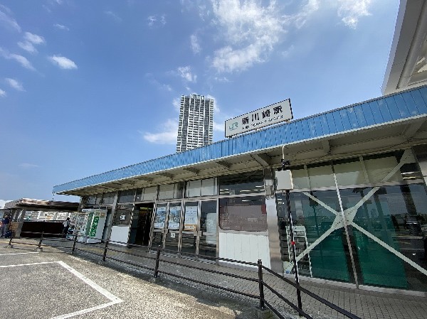 新川崎駅(横須賀線と湘南新宿ラインが乗り入れる、利便性の高い駅です。生活に必要な施設も充実しており、近年住みよい街として人気が高まっています。)