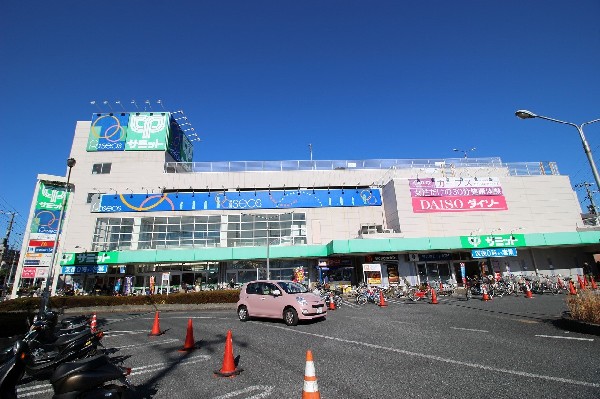 サミット南加瀬（パシオス）　(首都圏でスーパーマーケットを展開するサミット。2階には衣料品のパシオス、ダイソーがあります。)