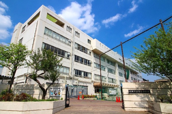 末長小学校 　(目指す学校像は、児童の社会性を育み、主体性を尊重し、完成を磨く学校。家庭・地域から信頼される学校です。)