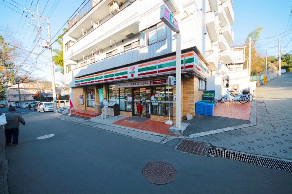 セブンイレブン　川崎西生田店(時間を問わず、幅広い品物が揃うコンビニ。いまや買物だけではなく、日常生活に深く関係する施設となりつつある。)