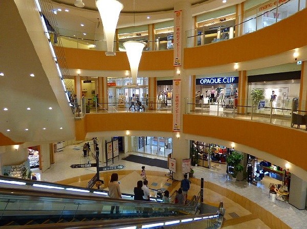 トレッサ横浜(トヨタが開発する首都圏初のオートモール複合施設！約220店舗の専門店で構成されたショッピングモール )