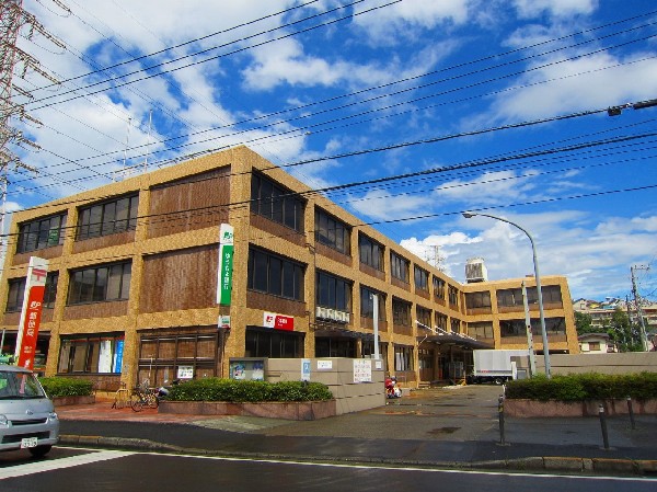 港北郵便局(大規模郵便局、営業は9時から19時だが、郵便物の受付、保管郵便の受取、切手類の販売は朝7時から深夜1時まで)