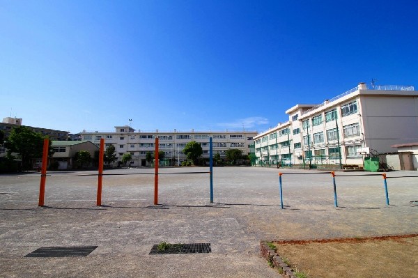 梶ヶ谷小学校(お子様が一日の中でも長い時間を過ごす小学校。どんどん成長していくお子様の姿が目に浮かびます。)