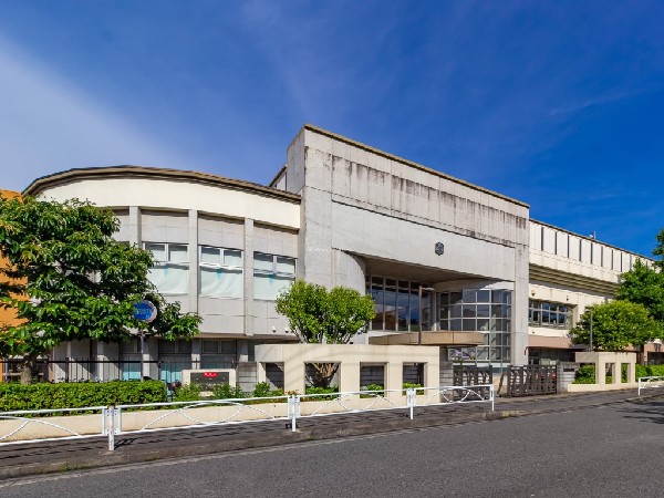 宮崎中学校(主に4つの小学校から生徒が入学し、全校生徒900名以上の大規模校です。地域と深いつながりを持つなかで生徒たちの教育活動に取り組んでいます。)