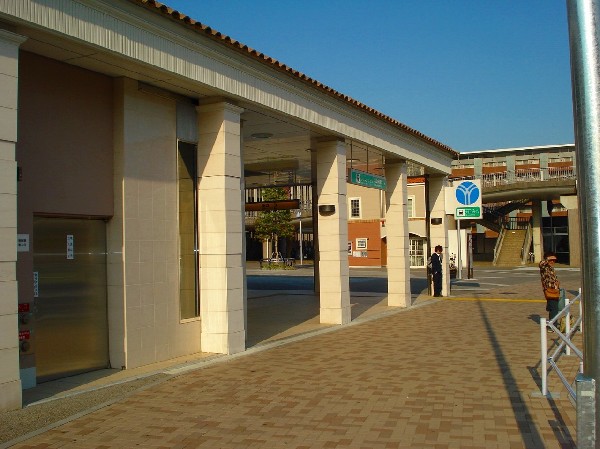 北山田駅(横浜方面や都内方面、どちらにもアクセス良好です。駅周辺には商業施設、少し離れると住宅街と、利便性と住環境のバランスが整うエリアです)