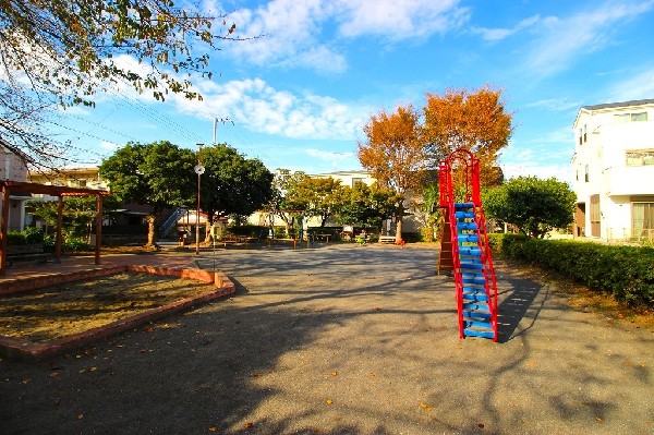 梶ヶ谷金山公園　(お砂場、ブランコ、滑り台のある公園、周囲からの見通しもよく安全です。)