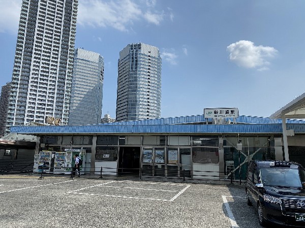 新川崎駅　(横須賀線と湘南新宿ラインが乗り入れる、利便性の高い駅です。生活に必要な施設も充実しており、近年住みよい街として人気が高まっています。)