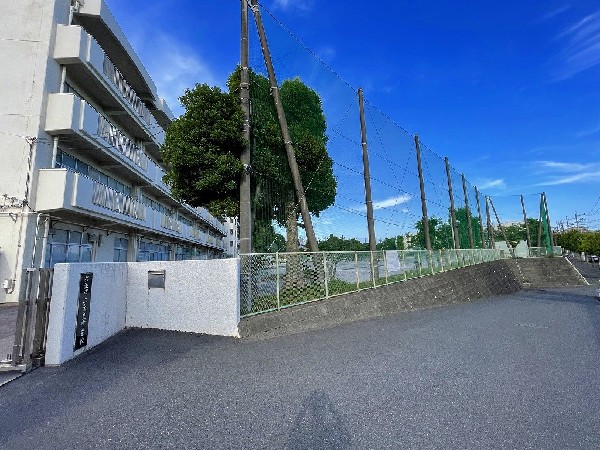 奈良中学校　(成長の過程でより濃い時間を過ごす3年間。ここで過ごす時間は、お子様にとって、とても大切な思い出となるはずです。)