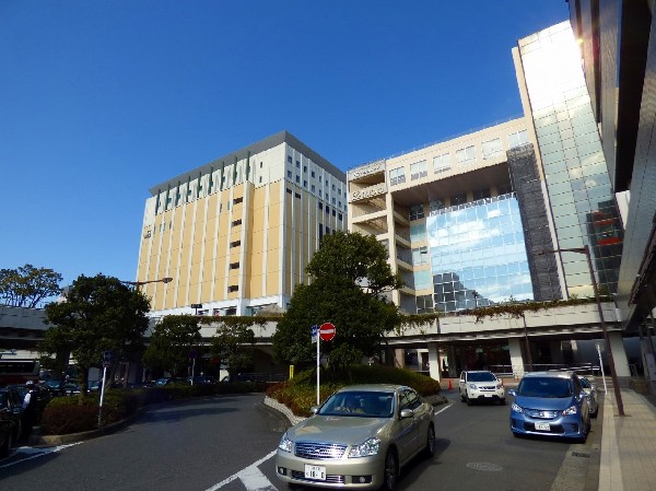 新百合ヶ丘駅　(ショッピングモールや映画館のある駅ビルが立ち並ぶ人気の駅です。区役所等の公共機関も多数集まっており便利です。)