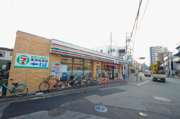 セブンイレブン川崎ガス橋通り店(「イトーヨーカドー」や有名百貨店などを傘下に収める大手流通企業が運営するコンビニエンスストア。)