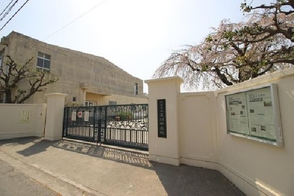 玉川中学校　(70周年を迎えた中学校スローガンは「学び合い　支え合い　高め合い」～一人ひとりを大切にする玉川中学校～)