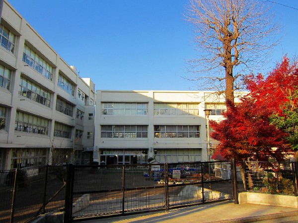港北小学校(学校教育目標は、「チャレンジする子　港北の子」～ひと・もの・ことにはたらきかけ、豊かな心を育む学校～)