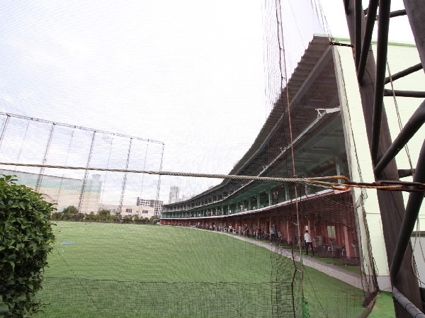 リンクス新川崎(閑静な住宅街の一画にある広々とした練習場です。駅に近いですが、駐車場も完備しております。)