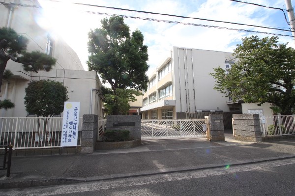 日吉中学校(教育目標は、創造力を持った心豊かな人になろう、礼儀と責任を重んじ、実行力のある人になろう、健康で教養のある人になろう)