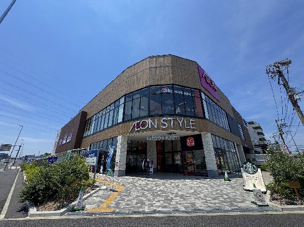 イオンスタイル横浜高田店　(買い物や外食に大変便利な立地です。食品・日用品のほか、カフェや飲食店、クリニックなども併設されており、生活利便性の高いエリアです。)