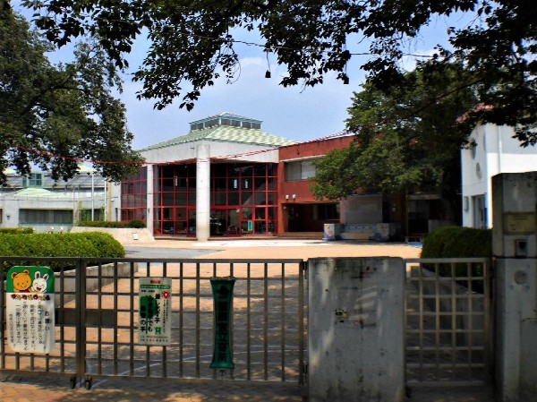 有馬白百合幼稚園　(緑に囲まれた理想的な環境でひとりひとりの違いを大切にし園の空間全体で想像力を育みます。)