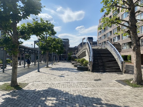 中川駅(あざみ野駅まで1駅約3分、横浜駅まで約22分。「東京都市大横浜キャンパス前」という副名称があります。)