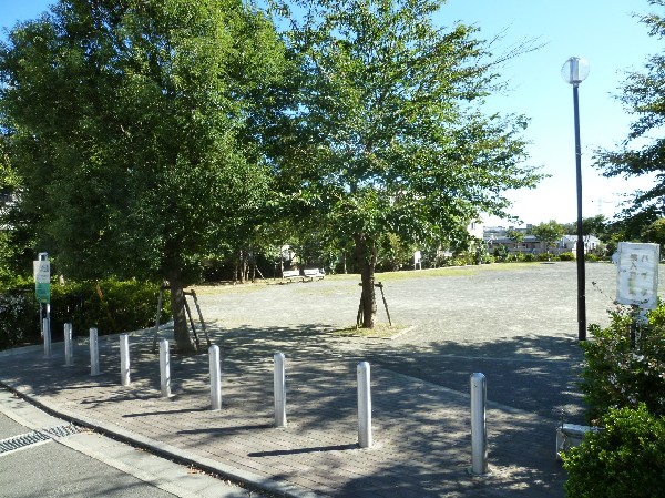 犬蔵さくらの丘公園 (見晴らしの良い景色が楽しめて、とても気持ちのいい風が吹いています。さくらの季節には、いろいろな桜の花が楽しめるようです。)