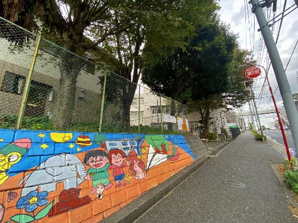 犬蔵小学校　(緑の丘に包まれた自然豊かな環境の中で、44年の歴史を刻んできた犬蔵小学校。現在、1100人ほどの児童が、のびのびと学校生活を送っています。)
