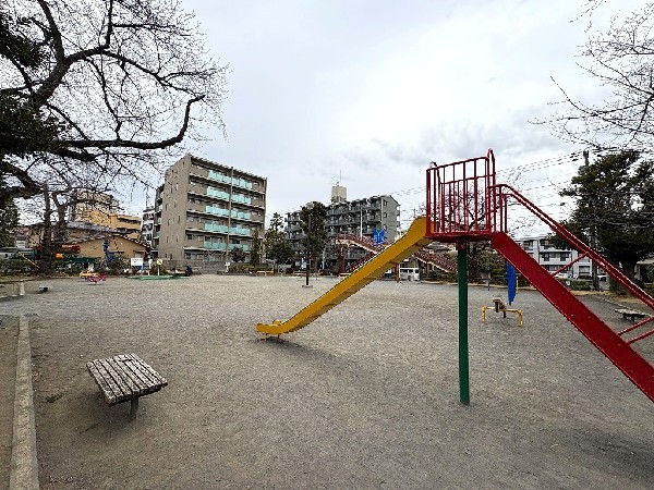 木月公園　(住宅街らしく近隣には公園が複数ありますので、お子様にも嬉しい住環境です。きっと、お気に入りの公園がみつかるはずです。)