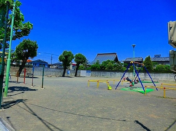 南加瀬第一公園　(近隣には、公園もあり、青空の下で駆け回ったり、遊具で遊んだり、思い思いの遊びができます。)