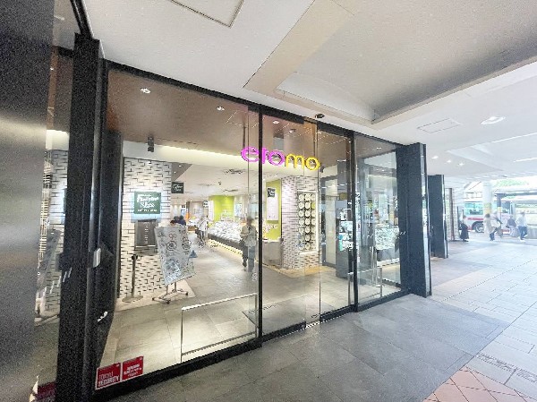 etomoあざみ野(「エトモ」ブランド、東急が展開するのは、通勤・通学で駅を利用されるお客様をターゲットとした駅構内・駅近接の商業店舗です。)