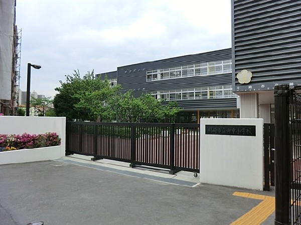 御幸小学校　(学校教育目標「やさしく　かしこく　たくましい子の育成」。)