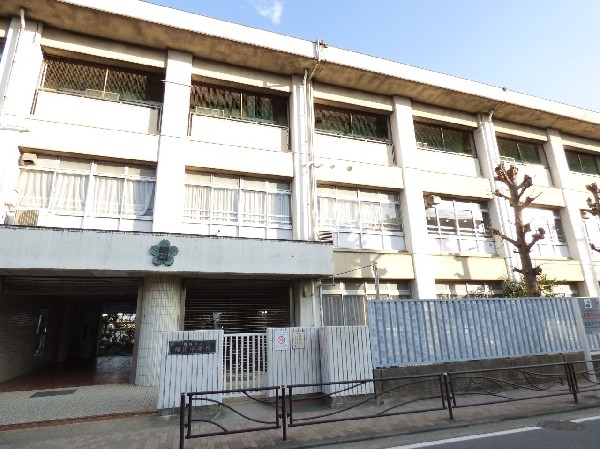稲田中学校　(成長の過程でより濃い時間を過ごす3年間。お子様にとって、とても大切な思い出となるはずです。)