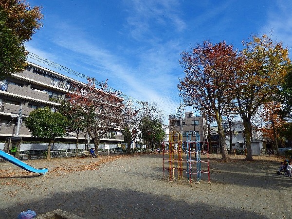 新作第三公園(すべり台、ブランコ、鉄棒、砂場、ベンチ、グランドがあり、小さなお子様も気兼ねなく遊べる公園です。)