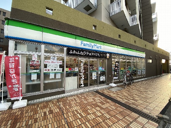 ファミリーマート　都筑ふれあいの丘駅前店(ファミチキをはじめスナックメニューも大人気です。買物だけではなく、日常生活に関係する最重要施設となりつつある。)