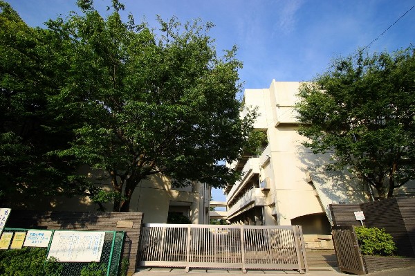 下田小学校(小中一貫教育を推進している小学校。義務教育９年間の学習指導と生活指導の円滑な接続が図れるよう、中学校を基本として推進しています。)