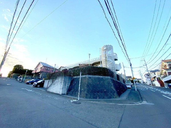 しらとり台保育園さつきが丘　(0歳児～5歳児まで定員90人の保育園。給食にこだわりがあり、園内の家庭菜園で収穫した野菜を使い、和食を中心に提供。)