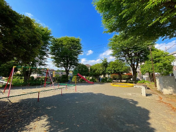 菅田廻三戸公園(遊具広場と、自由広場がある小さな公園です。幼児向けの複合遊具、砂場があり、小さいお子さんが楽しく遊べます。)