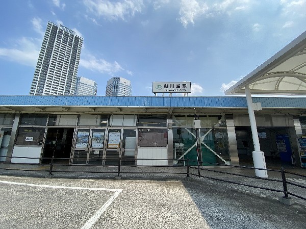 新川崎駅(横須賀線と湘南新宿ラインが乗り入れる、利便性の高い駅です。生活に必要な施設も充実しており、近年住みよい街として人気が高まっています。)