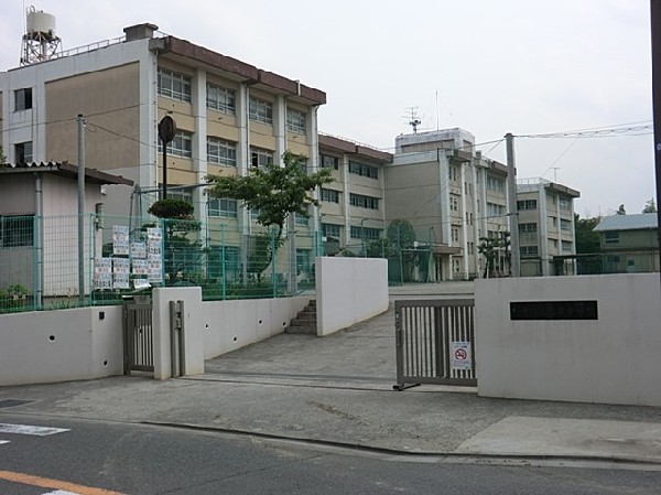 犬蔵中学校(学校教育目標は「生命・いのちを尊重し、生きる力を育む。」)