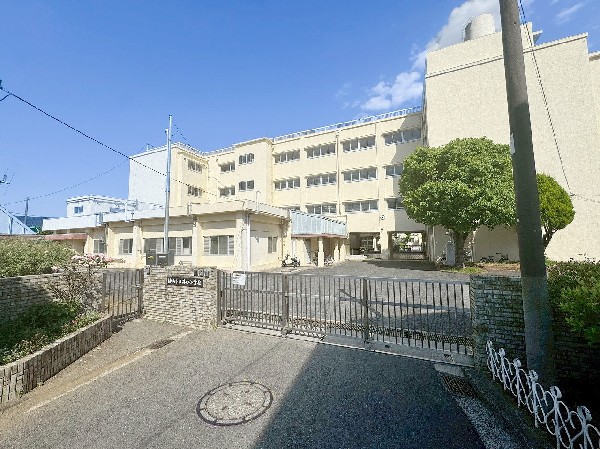 荏田小学校(お子様が一日の中でも長い時間を過ごす小学校。のびのびと過ごし、広い校庭で元気に駆け回ったり、どんどん成長していく姿が目に浮かびます。)
