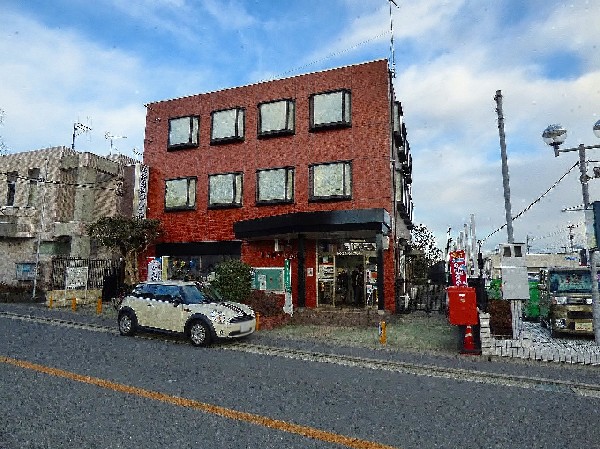 川崎向ヶ丘郵便局 (くらしを様々な角度から支えてくれる郵便局。公共料金の支払い・年金の受取、住民票の受取等、生活する中で必須な手続ききが出来てうれしい施設です！)
