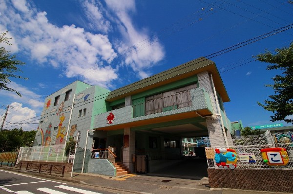 川崎こまどり幼稚園　(豊かな自然に囲まれ、園舎・園庭から子供たちの元気な声が聞こえてきます。できることが増えていく、お子様の成長が楽しみです。)